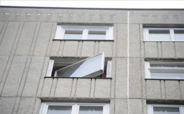 Kiesett egy csecsemő egy XI. kerületi ház ablakából