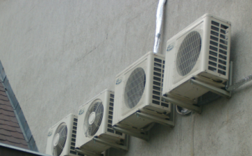 Egy légkondi kültéri egysége mentette be az ablakból kizuhanó 97 éves nő életét