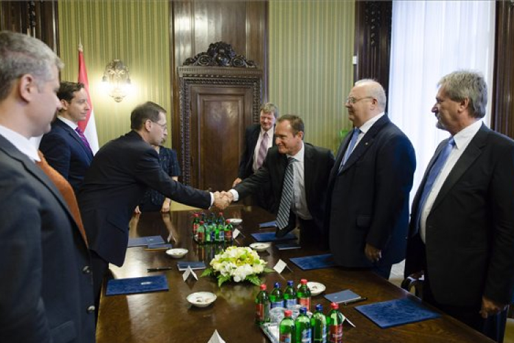 Megállapodást kötött a kormány a fuvarozókkal