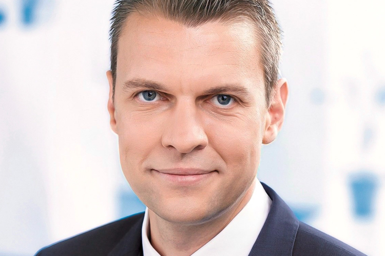 Menczer Tamás: Mind föl lesznek jelentve