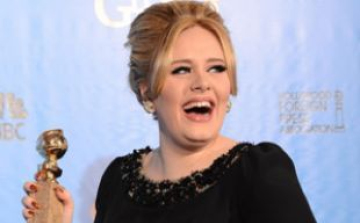 Adele Burberry ruhában pompázott!