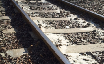 Halálra gázolt a vonat két, a síneken fekvő embert