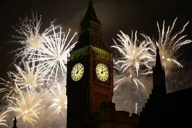 Százezrek búcsúztatták szakadó esőben az óévet Nagy-Britanniában