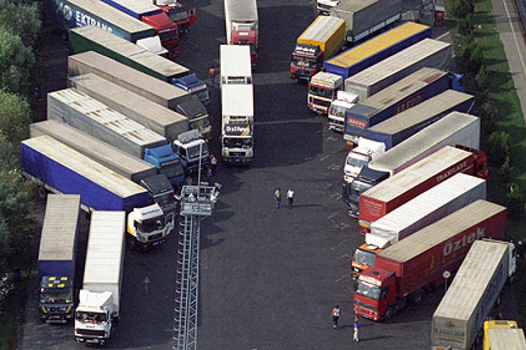 A Külügyminisztérium nehézségekre figyelmezteti a Romániába készülő fuvarozókat