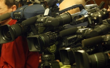 Évente felülvizsgálná a médiatörvényeket az EP