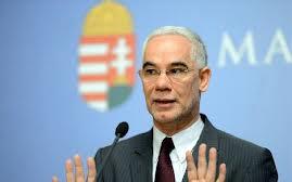 Tojással dobálták meg Balogot Svájcban 