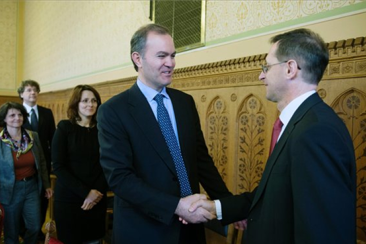 Megkezdődtek a magyar kormány és az IMF küldöttségének megbeszélései