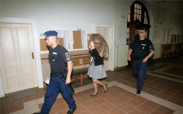 Egy év alatt, grammonként fogyott csontsoványra az agárdi baba