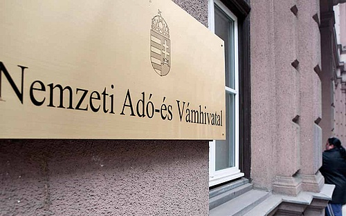 Ötvenmilliárdra perelték az adóhivatalt