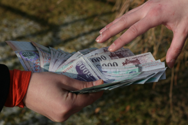 Több száz embert csaptak be egy pénzügyi szolgáltatást nyújtó cég alkalmazottai