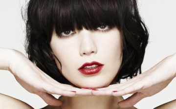 Pikáns fotósorozaton vetkőzik Daisy Lowe!