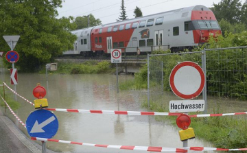 Árvíz - Még őrzik a gátakat a Duna ausztriai alsó szakaszán, de már mindenhol takarítanak