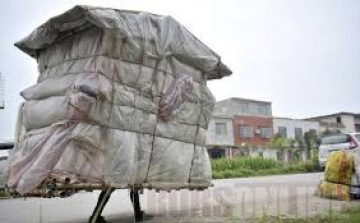 Hátán viszi házát egy kínai hajléktalan