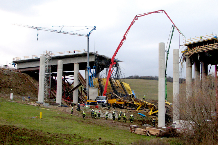Túlzott takarékoskodás miatt dőlt le a szlovák autópályahíd