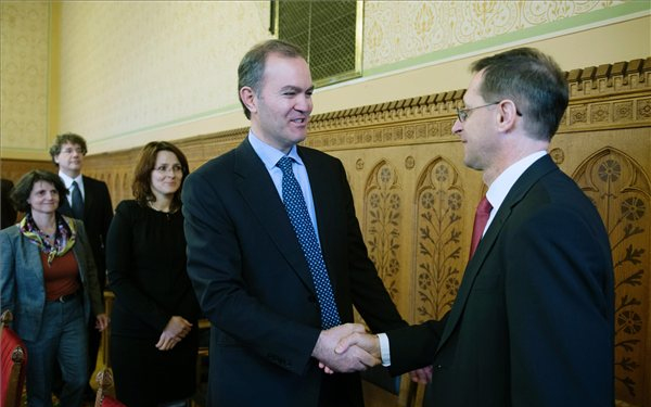 Megkezdődtek a magyar kormány és az IMF küldöttségének megbeszélései