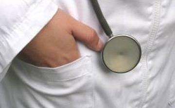 Itthon maradnak a kezdő orvosok