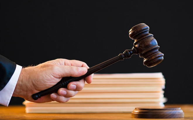 Vádat emeltek egy fiatal nőt kihasználó nyíregyházi család tagjai ellen