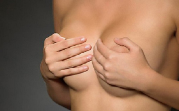 Fedetlen cicikkel hűsölő lány buktatta le a bulit