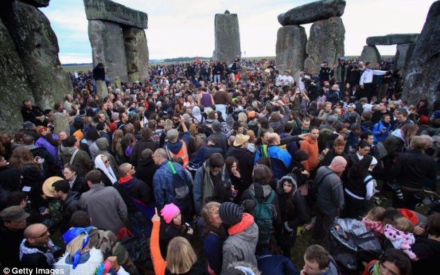 Tízezrek ünnepelték a nyári napfordulót Stonehenge ősi köveinél