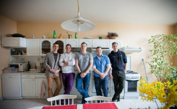 Elmosogatnak helyetted!