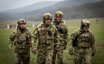 Fegyvert fogott a köztársasági elnök