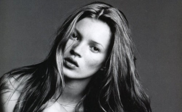 Kate Moss ismét címlapon szexizik!