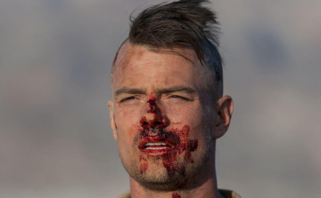 Josh Duhamel némileg összevert állapotban