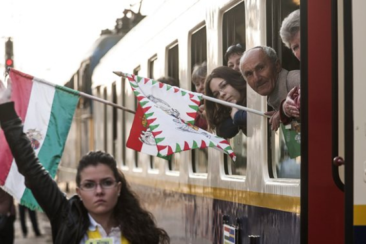 Elindult útjára a Boldogasszony zarándokvonat a csíksomlyói búcsúra