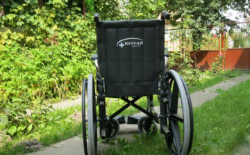 Intézmények helyett lakásokban élhetnének a mozgássérült személyek
