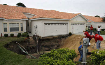 Nyoma veszett egy floridai férfinak a hálószobája alatt képződött víznyelőben