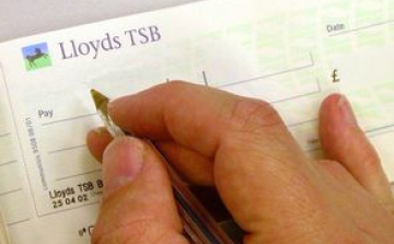 Elrejtett csekkel csábít képtárba egy festő