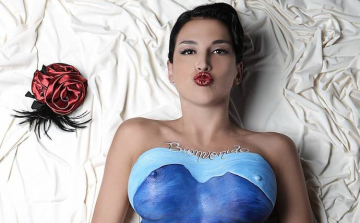 Ez ám az edzőavató! Fedetlen testén festett ruhával üdvözölte a szépség!