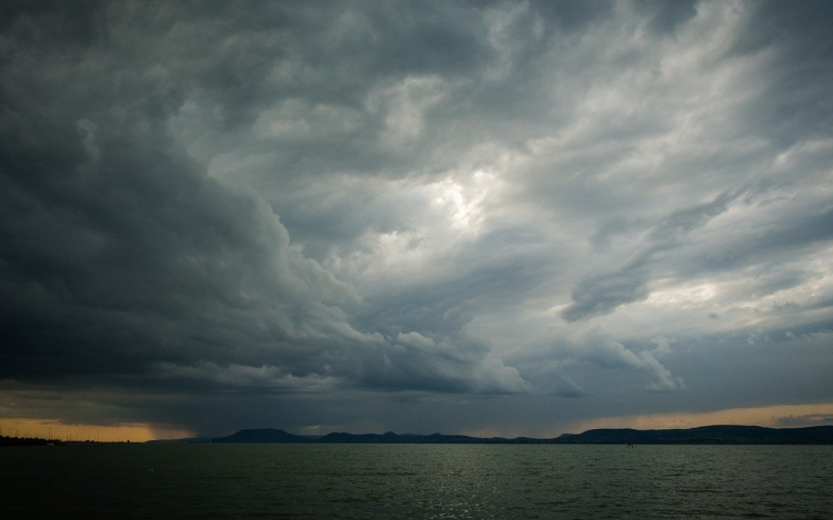 Számítani kell a Balaton algásodására a jövőben is