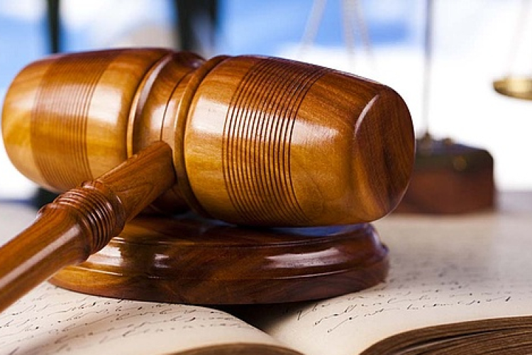 Részben 'önveszélyes bokormetszés' miatt rúgtak ki állásából egy tanárnőt