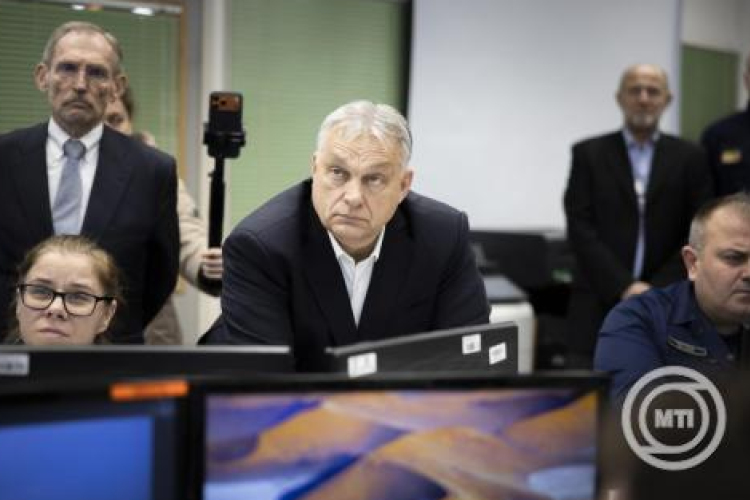 Orbán Viktor látogatást tett az Operatív Törzs Ügyeleti Központjában