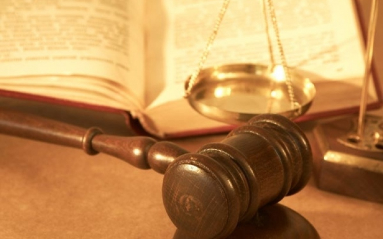 Vádat emeltek a gyermekét fejbelövő abonyi férfi ellen