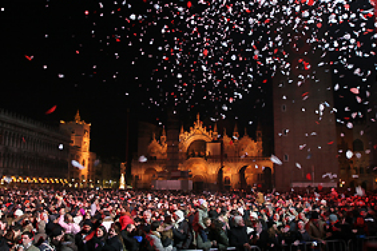 2013 - Velencében csókkal köszöntötték az új évet