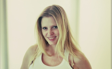 Smink nélkül és nagy pocival Lara Stone