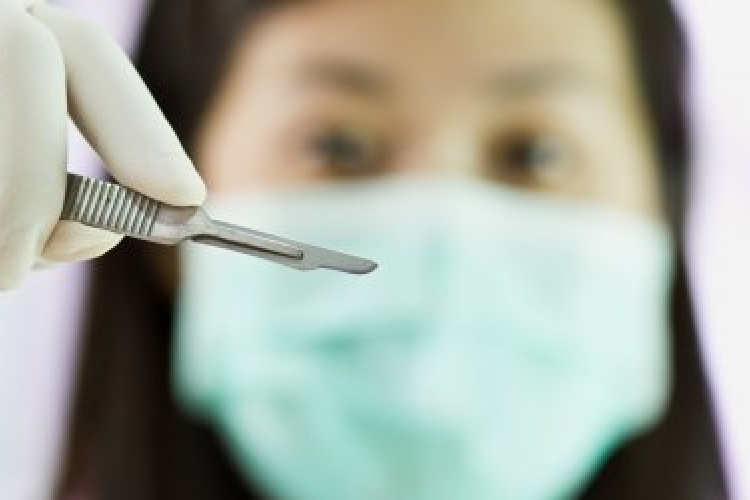 Brit felmérés: a hétvégi sebészkés a legveszélyesebb