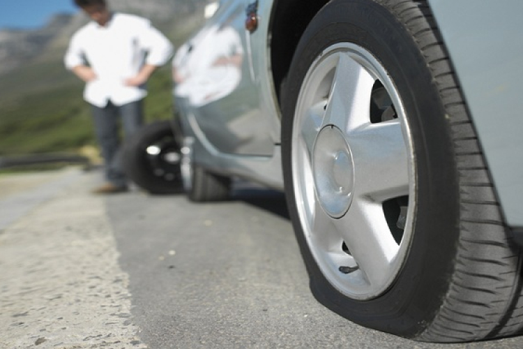 Vastüskékkel próbálta növelni gumiszervize forgalmát