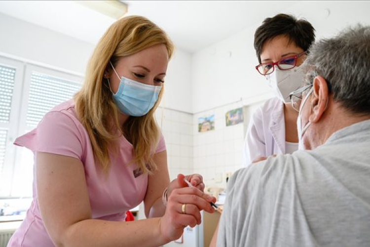 Minél többen oltatják be magukat, annál kisebb az esélye a negyedik hullámnak
