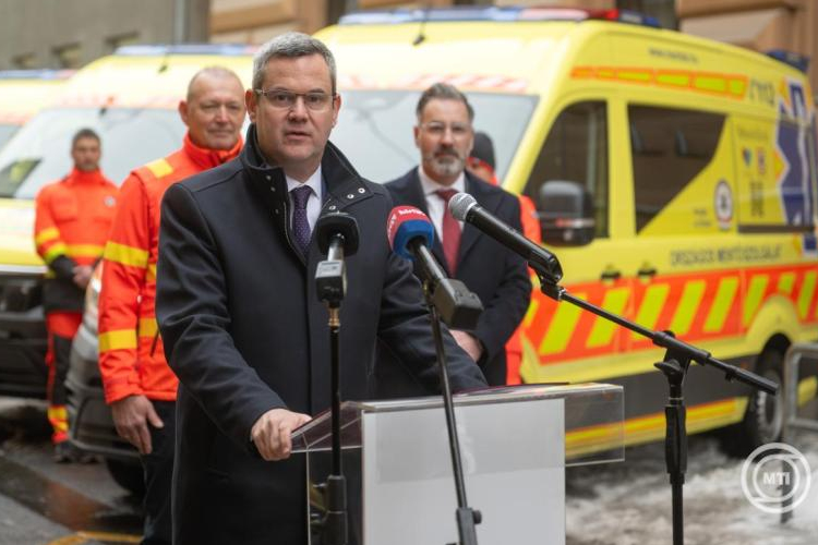 Takács Péter: a kormány 1160 mentőautót cserélt le az elmúlt években