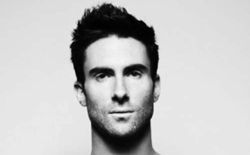 A Maroon 5 fontembere félmeztelenül a tévében!